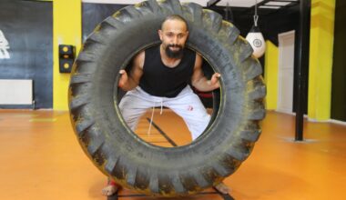 Dağda taş, şehirde iş makinası lastiği ve halter kaldırarak şampiyonalara hazırlanıyor