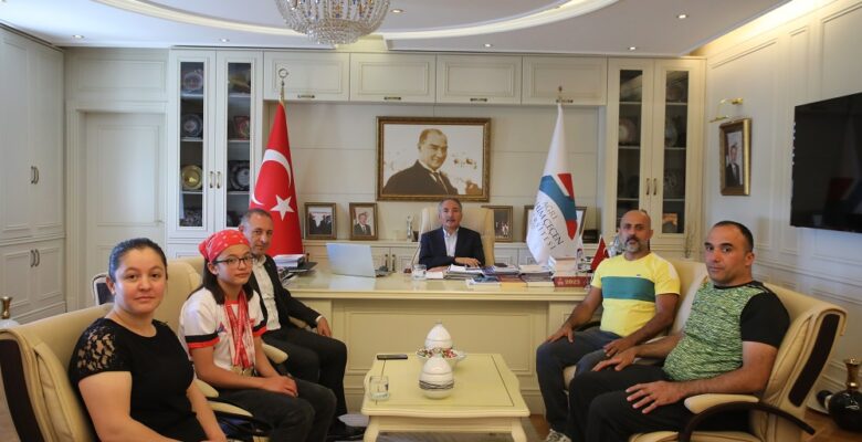 Karabulut, Şampiyon Öğrenciyi Tebrik Etti