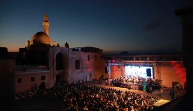 İshak Paşa Sarayı’nda binlerce kişi “Senforock” konseri ile kendinden geçti