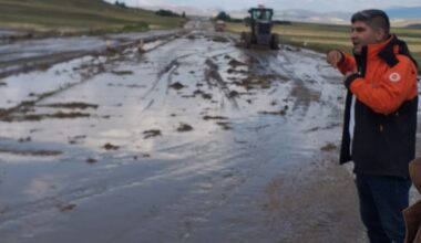 Ağrı’da sel yolu trafiğe kapattı 