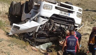 Tır şarampole devrildi; sürücü hayatını kaybetti