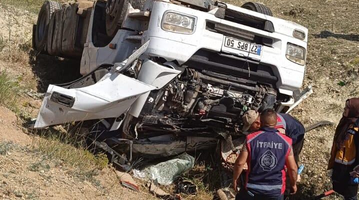 Tır şarampole devrildi; sürücü hayatını kaybetti