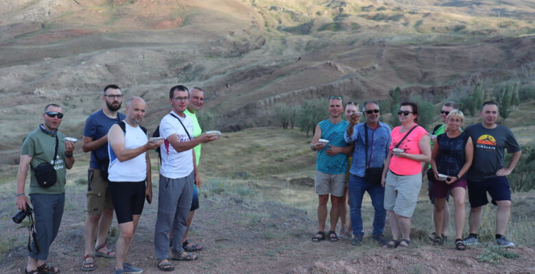 Ağrı Dağı’nda zirve yapan turistler, Nuh’un Gemisi’nin izinde Aşure yedi