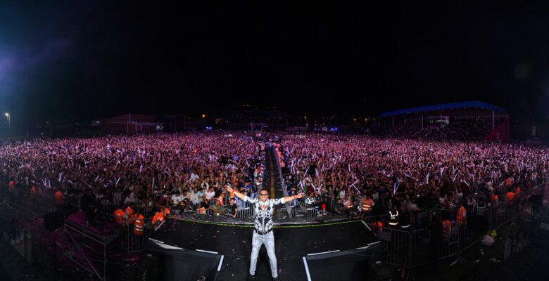 Ağrı Dağı Eteği’nde kurulan dev sahnede Mr. Dosso dossi, Mustafa Sandal, Zara ve Kadr, binlerce kişiyi coşturdu