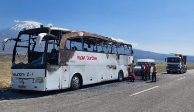 Ağrı’da İran plakalı yolcu otobüsü yandı