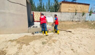 Kızılay sel bölgesinde yemek ve yardım malzemesi dağıtıyor