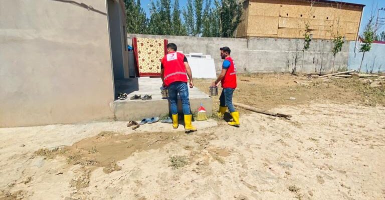Kızılay sel bölgesinde yemek ve yardım malzemesi dağıtıyor