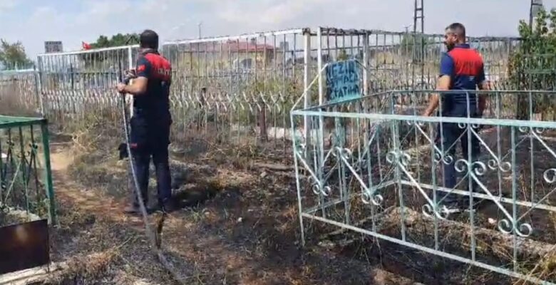 Ağrı’daki Yangında Mezarlık Yandı