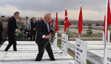 Ağrı Valisi Mustafa Koç, şehitlik ziyareti ile görevine başladı