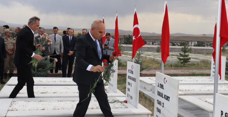 Ağrı Valisi Mustafa Koç, şehitlik ziyareti ile görevine başladı