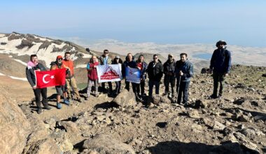 “Sağlıkta Şiddete Hayır” demek için Süphan Dağı’na tırmandı