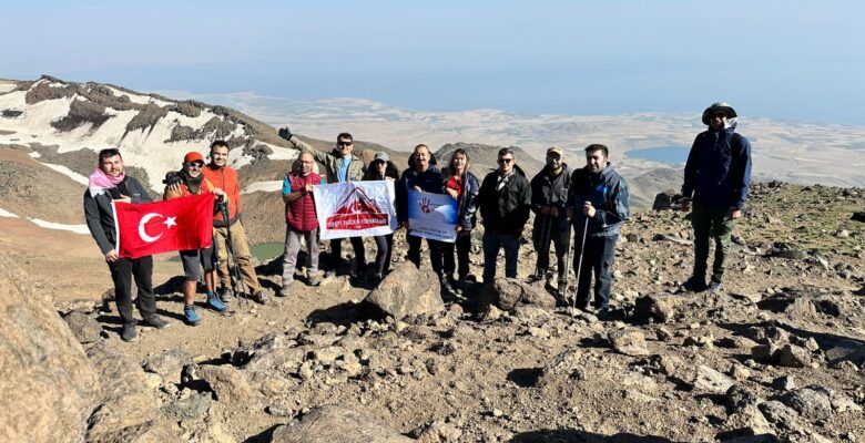 “Sağlıkta Şiddete Hayır” demek için Süphan Dağı’na tırmandı
