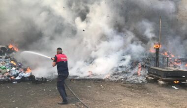 Ağrı’da ikinci el eşya dükkanı alevlere teslim oldu