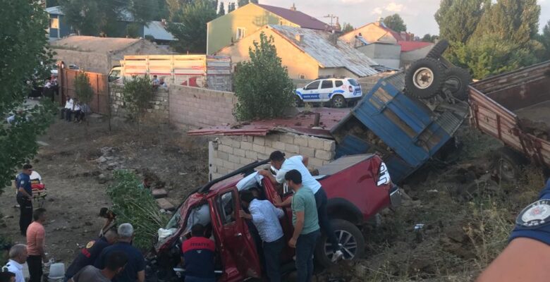 Ağrı’da kamyonetle traktör çarpıştı; 6 yaralı