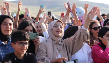 Ağrı’da binlerce kişi Balık Gölü Festivalinde doyasıya eğlendi