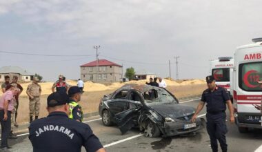 Ağrı’da otomobil ile traktör çarpıştı; 4 yaralı