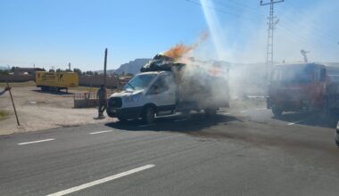 Doğubayazıt’ta saman yüklü kamyonette yangın