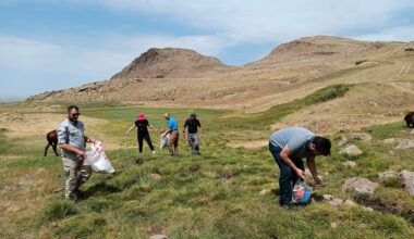 Bir grup dağcı doğada çöp toplayıp çevre ve iklim krizine dikkat çekti