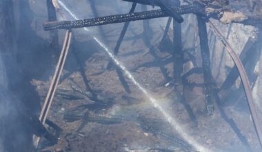 Yüksek gerilim hattındaki yangın bir ahırı küle çevirdi