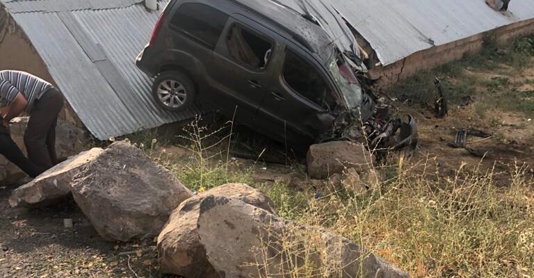 Ağrı’da hafif ticari araç şarampole yuvarlandı: 9 yaralı