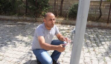 İş elbiselerini sırtına geçiren fedakar müdür, okulunun bakım ve onarımını yaptı