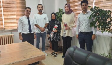 Yeni atanan öğretmenler güllerle karşılandı