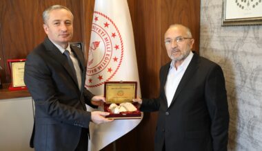 37 yıllık öğretmenlik hayatına veda eden Orhan Aydın’a plaket verildi