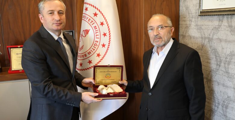 37 yıllık öğretmenlik hayatına veda eden Orhan Aydın’a plaket verildi