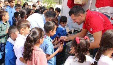 Öğrenciler, okulun ilk gününde gönüllülerle eğlendi