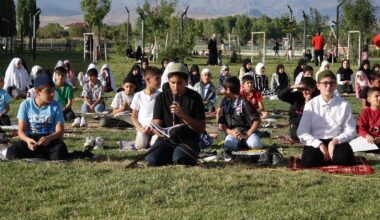 Ağrı’da onlarca çocuk millet bahçesinde namaz kıldı