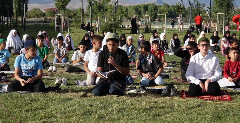 Ağrı’da onlarca çocuk millet bahçesinde namaz kıldı
