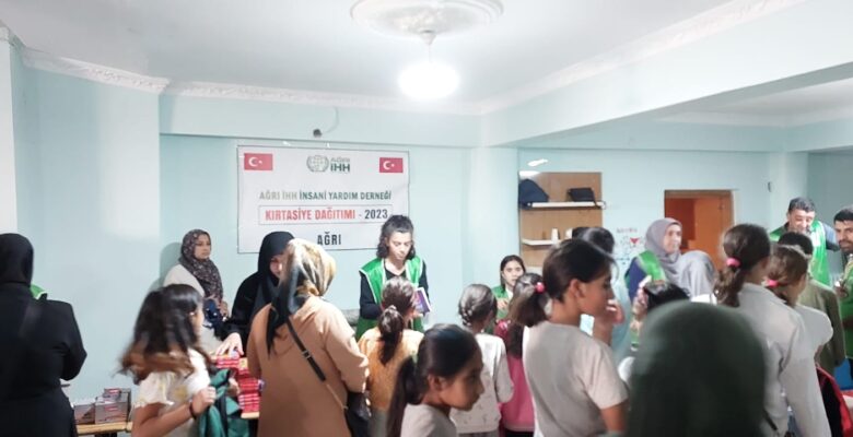 Ağrı’da 350 öğrenciye kırtasiye malzemesi dağıtıldı