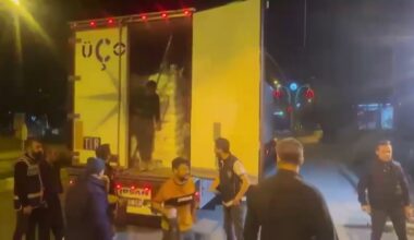 Ağrı’da bir tırın dorsesinde 80 göçmen yakalandı