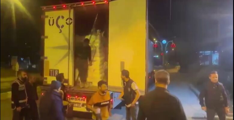 Ağrı’da bir tırın dorsesinde 80 göçmen yakalandı