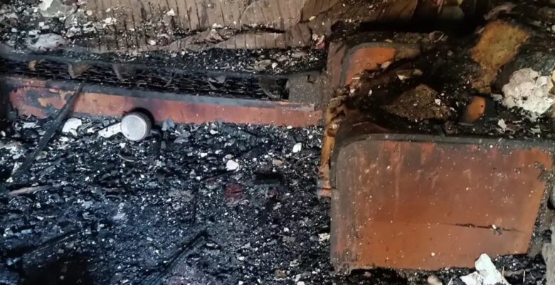 Ağrı’da çıkan yangında bir ev küle döndü