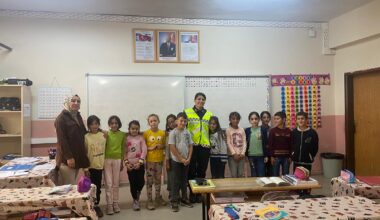 Ağrı’da jandarma ekipleri trafik kuralları hakkında öğrencileri bilgilendiriyor