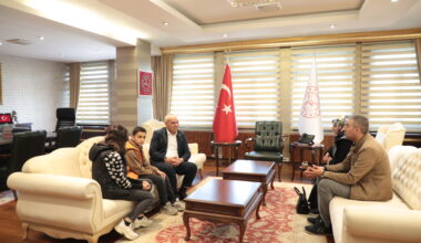 Vali Koç, kendisini ziyaret etmek isteyen Küçük Mirza’yı makamında ağırladı