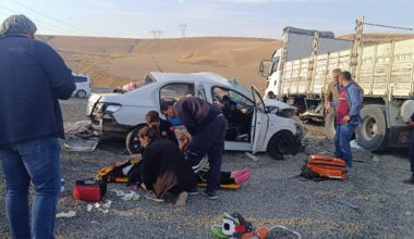 Ağrı’da kamyonla otomobil çarpıştı; 2 ölü, 2 yaralı