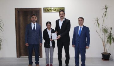 Hamur’da bursluluk sınavını kazanan öğrenciler Kaymakam Yıldırım’ı ziyaret etti