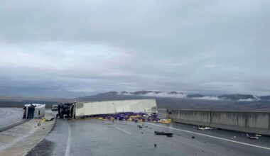 Ağrı’da limon yüklü tır devrildi; bir yaralı