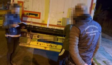Ağrı’da TIR’ın dorsesinde 80 göçmen yakalandı