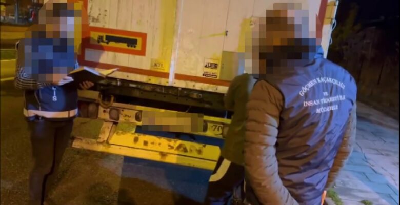 Ağrı’da TIR’ın dorsesinde 80 göçmen yakalandı
