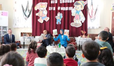 Vali Koç, miniklere masal okudu