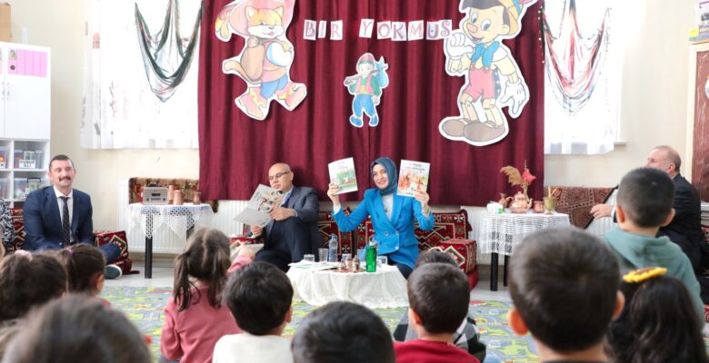 Vali Koç, miniklere masal okudu