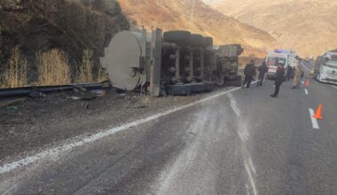 Ağrı’da devrilen asfalt yüklü tankerin sürücüsü hayatını kaybetti