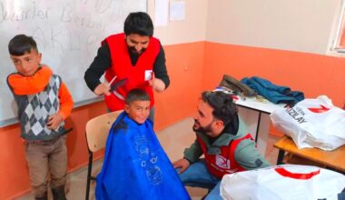 Kızılay’dan köy çocuklarına berber sürprizi