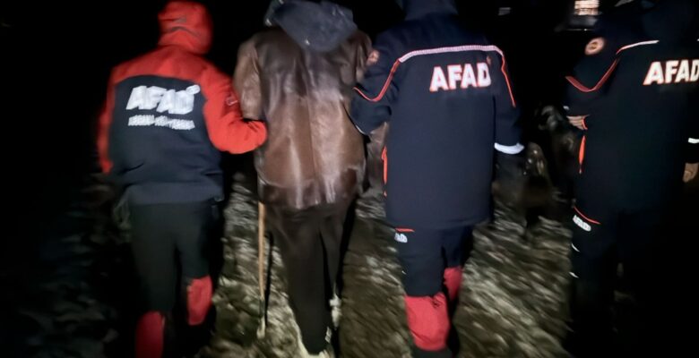 Ağrı’da mahsur kalan 3 çoban ve 3 bin koyun kurtarıldı