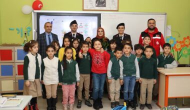 Şehit Çocuğu öğretmenlere jandarmadan Öğretmenler Günü sürprizi