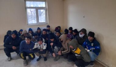 Ağrı’da metruk binada 48 düzensiz göçmen yakalandı