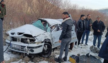 Ağrı’da şarampole devrilen otomobildeki 3 kişi yaralandı